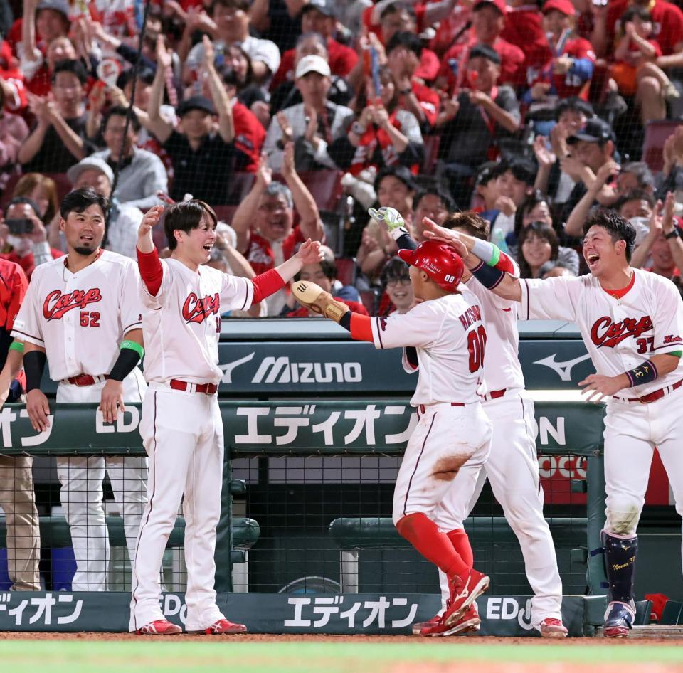 　８回、神走塁で勝ち越し点を奪った羽月を最高の笑顔で出迎える森下（撮影・市尻達拡）