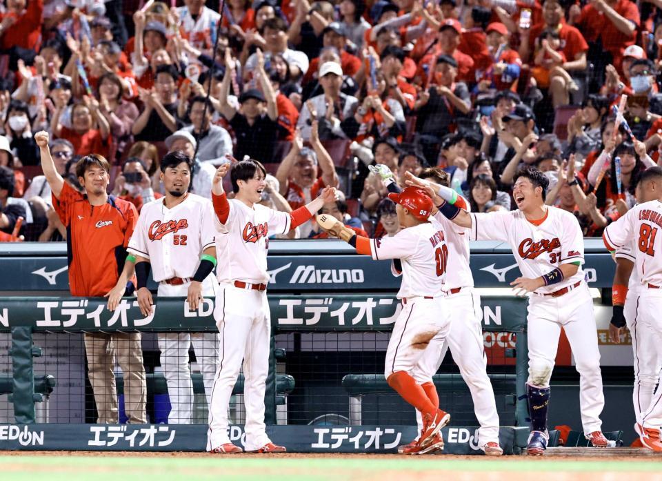 　８回、神走塁で勝ち越し点を奪った羽月を、最高の笑顔で出迎える森下（撮影・市尻達拡）