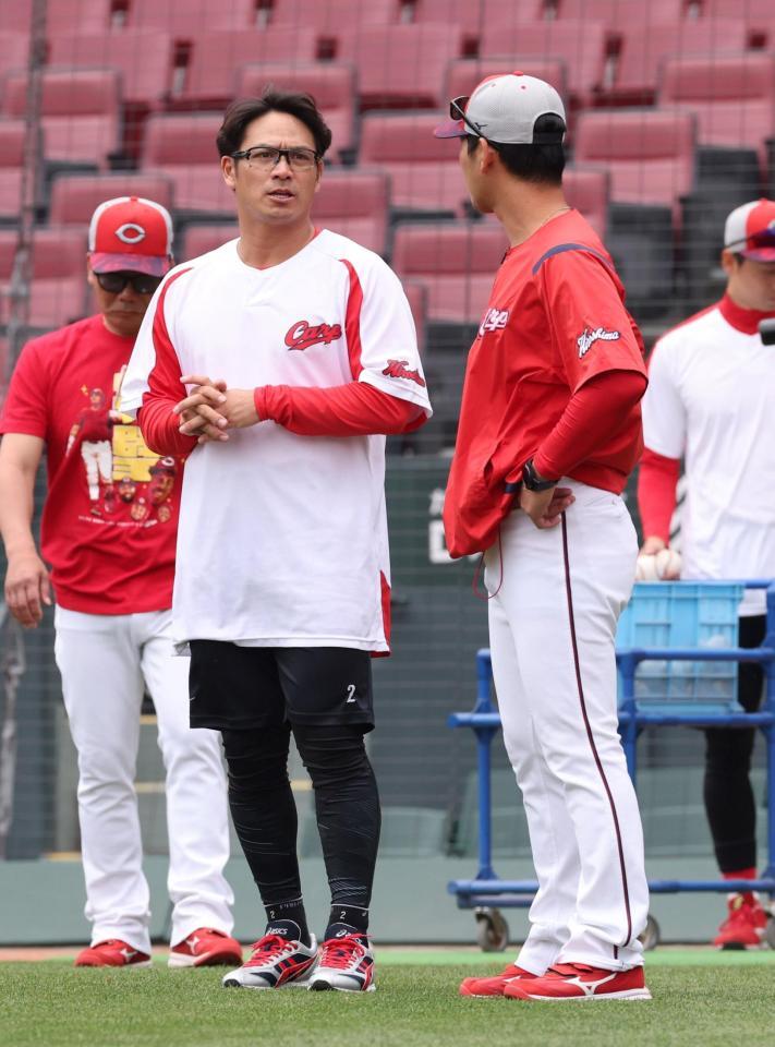 　１軍に昇格し、小窪コーチと話をする田中（撮影・市尻達拡）