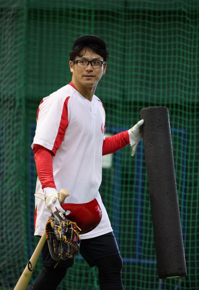 　室内での打撃練習を終え、ロッカーに戻る田中（撮影・市尻達拡）