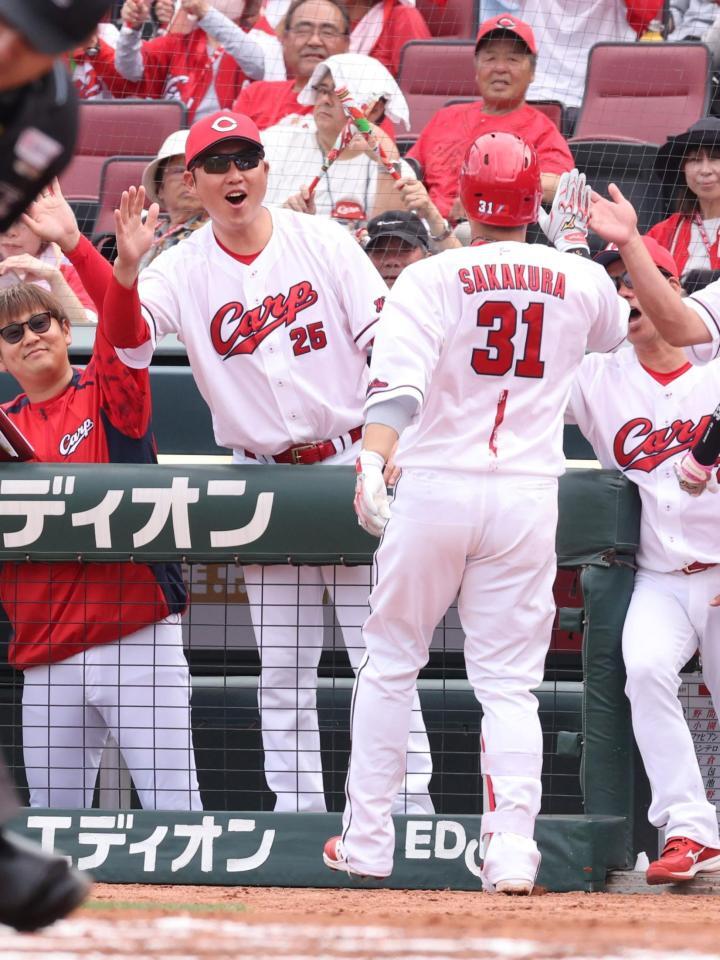 　６回、右越えソロを放った坂倉を出迎える新井監督（撮影・市尻達拡）