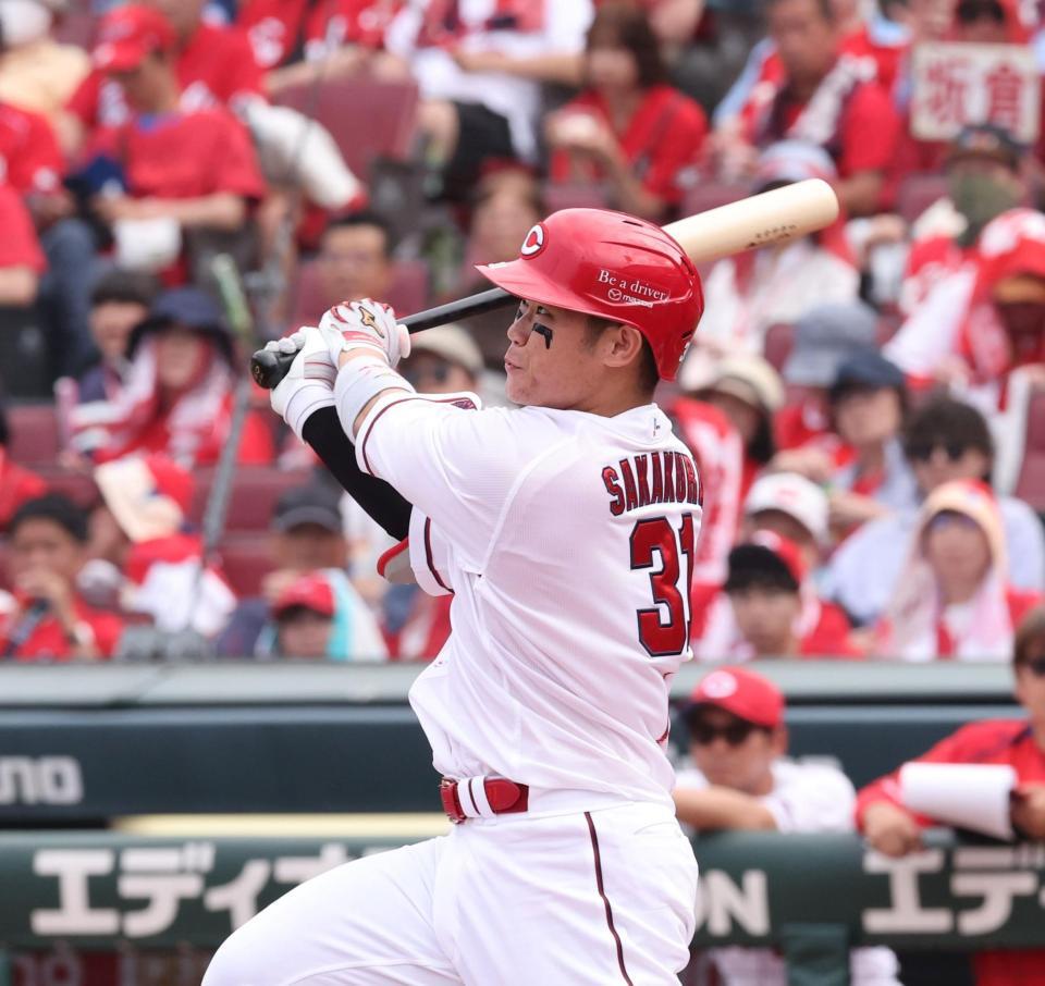 　６回、右越えソロを放つ坂倉（撮影・市尻達拡）