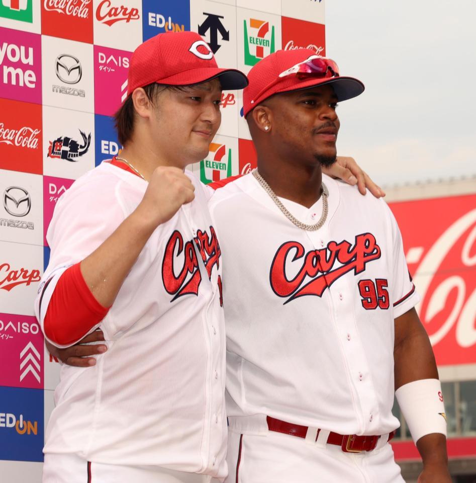 　お立ち台でポーズを決める床田とモンテロ（撮影・市尻達拡）