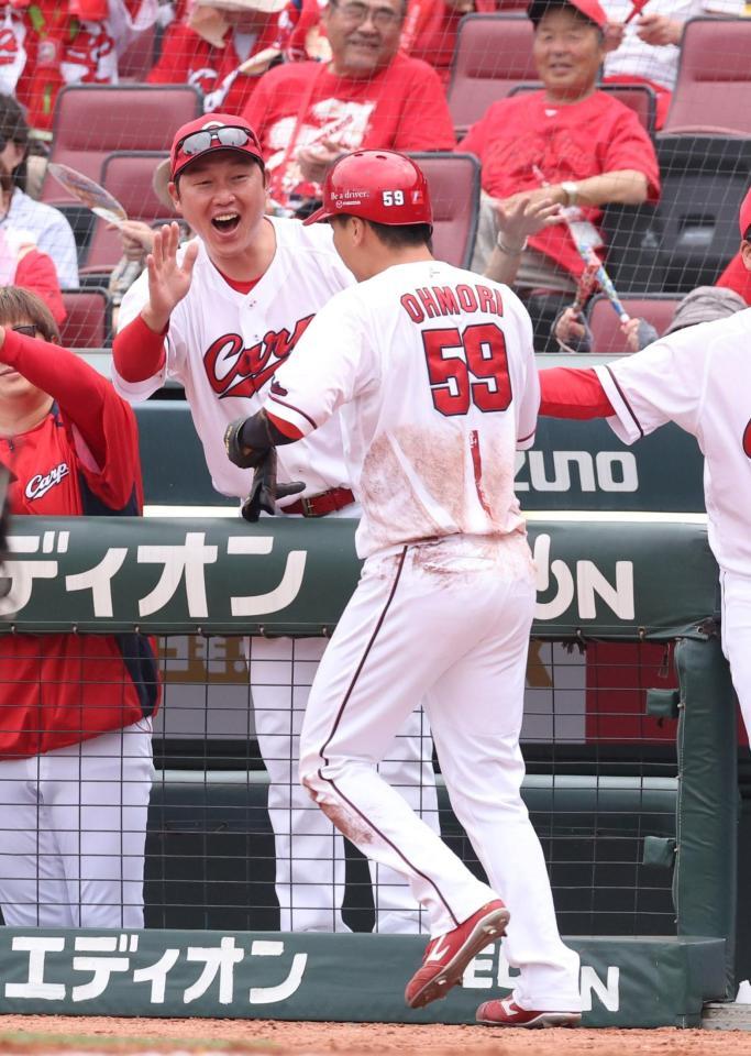 　７回、好走塁で追加点を奪った大盛を笑顔で迎える新井監督（撮影・市尻達拡）