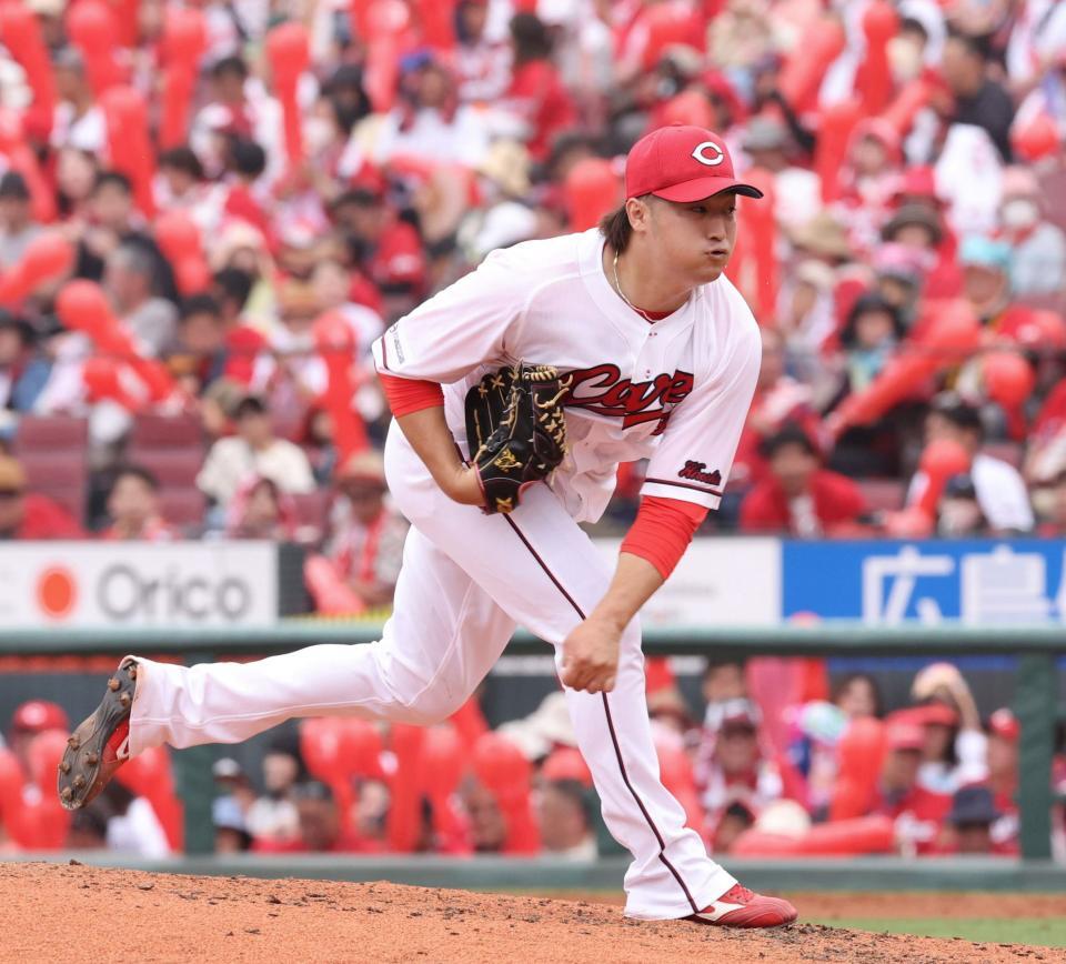 　赤いジェット風船がスタンドを埋める中、力投する床田（撮影・市尻達拡）