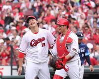 　完封勝利を逃し、悔しそうな表情を浮かべる床田（右は坂倉）＝撮影・市尻達拡