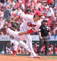 　１１４球と力投する床田