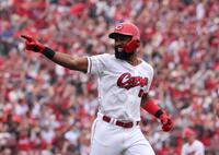 　１回、左越えソロを放ち、ベンチを指さすファビアン（撮影・市尻達拡）