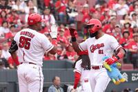 　１回、左越えソロを放ち、モンテロとタッチをするファビアン（撮影・市尻達拡）