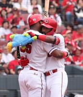 　１回、左越えソロを放ち、モンテロと抱擁を交わすファビアン（撮影・市尻達拡）