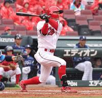 　４回、右越え２ランを放つ矢野（撮影・市尻達拡）