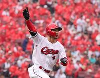 　４回、右越え２ランを放ち、右手を突き上げる矢野（撮影・市尻達拡）