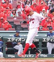 　４回、右越え２ランを放ち、生還する矢野を見つめる西口監督（撮影・市尻達拡）