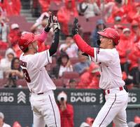 　４回、右越え２ランを放ち、菊池とタッチを交わす矢野（撮影・市尻達拡）