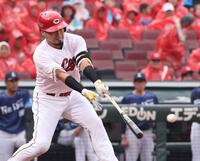 　５回、左前タイムリーを放つ末包（撮影・市尻達拡）