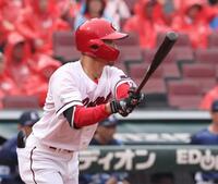 　５回、中前タイムリーを放つ矢野（撮影・市尻達拡）