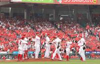 　西武に３連勝し、タッチを交わすナイン（撮影・市尻達拡）