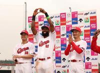 　お立ち台で声援に応えるファビアン（中央）＝撮影・市尻達拡