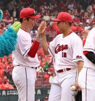 　プロ初完封勝利を手にした森とタッチを交わす新井監督（撮影・市尻達拡）