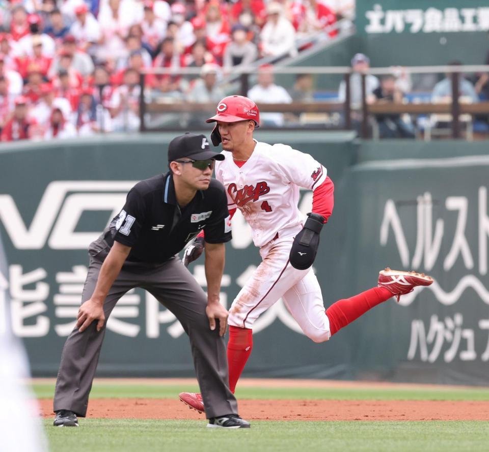 　７回、二盗を決める矢野（撮影・市尻達拡）