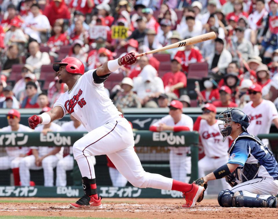 　３回、中犠飛を放つモンテロ（撮影・市尻達拡）