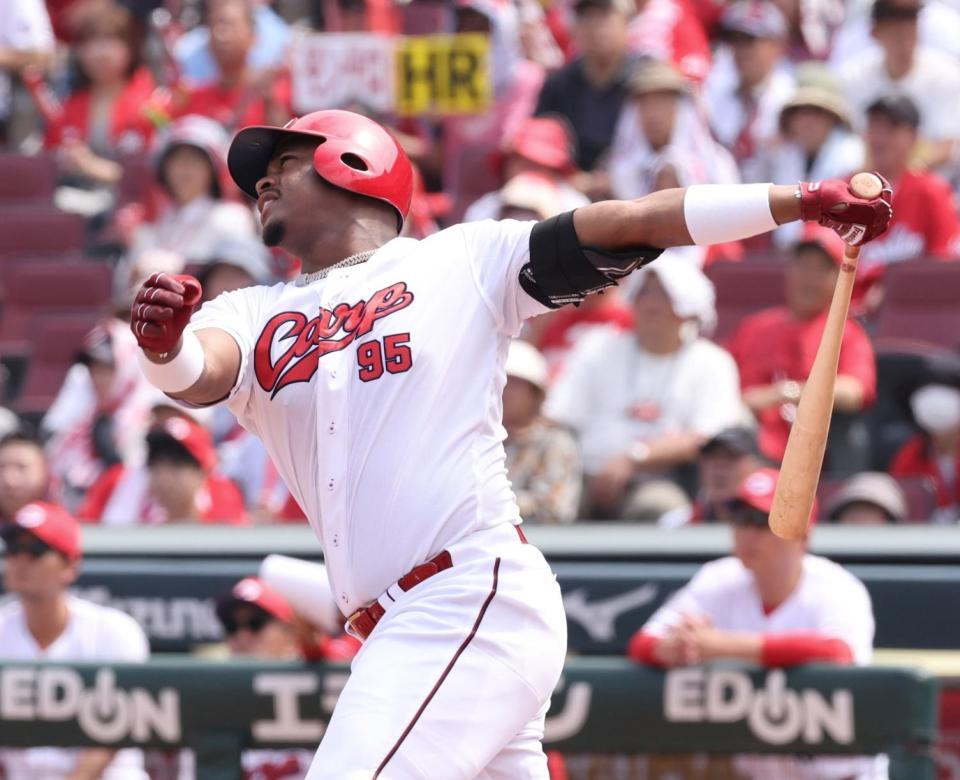 　１回、右中間へのタイムリー二塁打を放つモンテロ（撮影・市尻達拡）