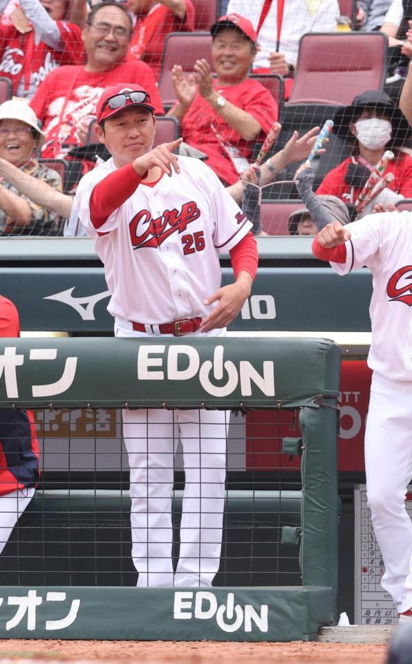 　７回、好走塁で追加点を奪った大盛を指さす新井監督（撮影・市尻達拡）