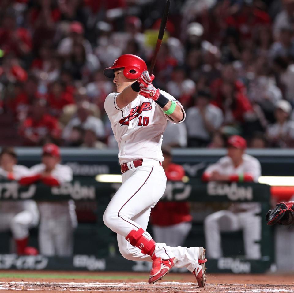 　６回、バットを折られ遊ゴロに倒れる佐々木＝６日