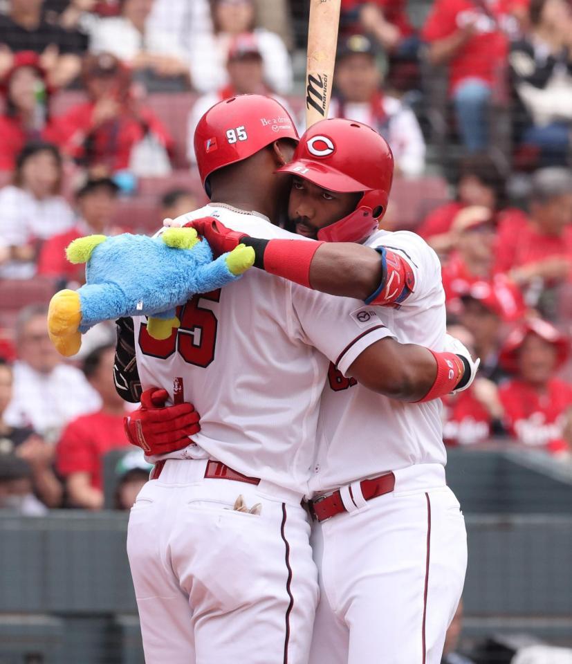 　１回、左越えソロを放ち、モンテロと抱擁を交わすファビアン（撮影・市尻達拡）