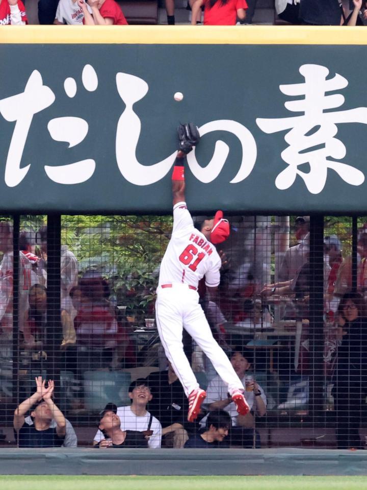 　２回、長谷川の打球に対し、フェンスを恐れず捕球しにいくファビアン（撮影・市尻達拡）