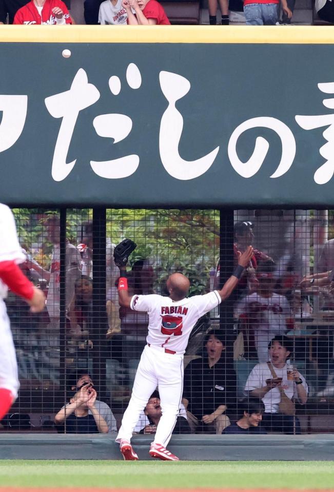 　２回、長谷川の打球に対し、フェンスを恐れず捕球しにいくファビアン（撮影・市尻達拡）