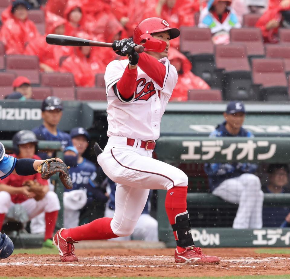 　４回、右越え２ランを放つ矢野（撮影・市尻達拡）