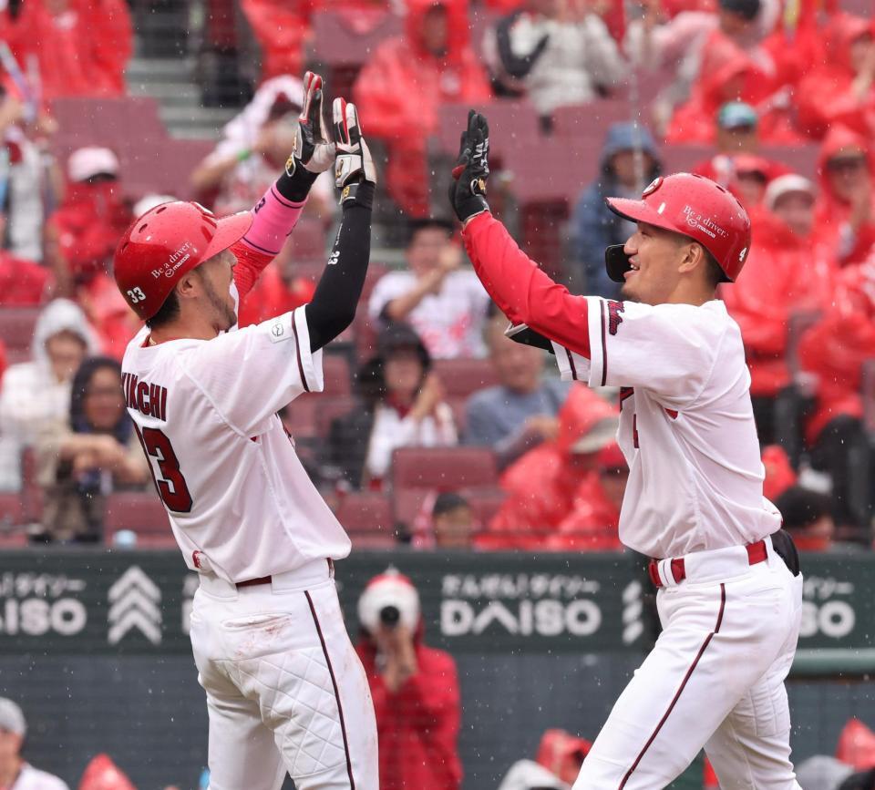 　４回、右越え２ランを放ち、菊池とタッチを交わす矢野（撮影・市尻達拡）