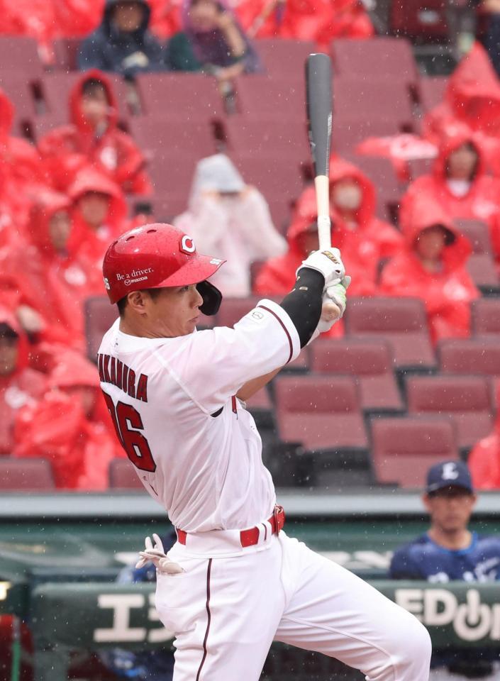 　５回、左中間への二塁打を放つ中村奨（撮影・市尻達拡）