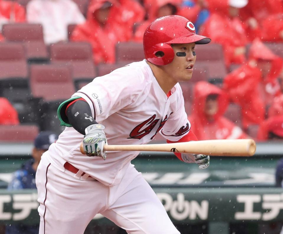 　５回、右前打を放つ小園（撮影・市尻達拡）