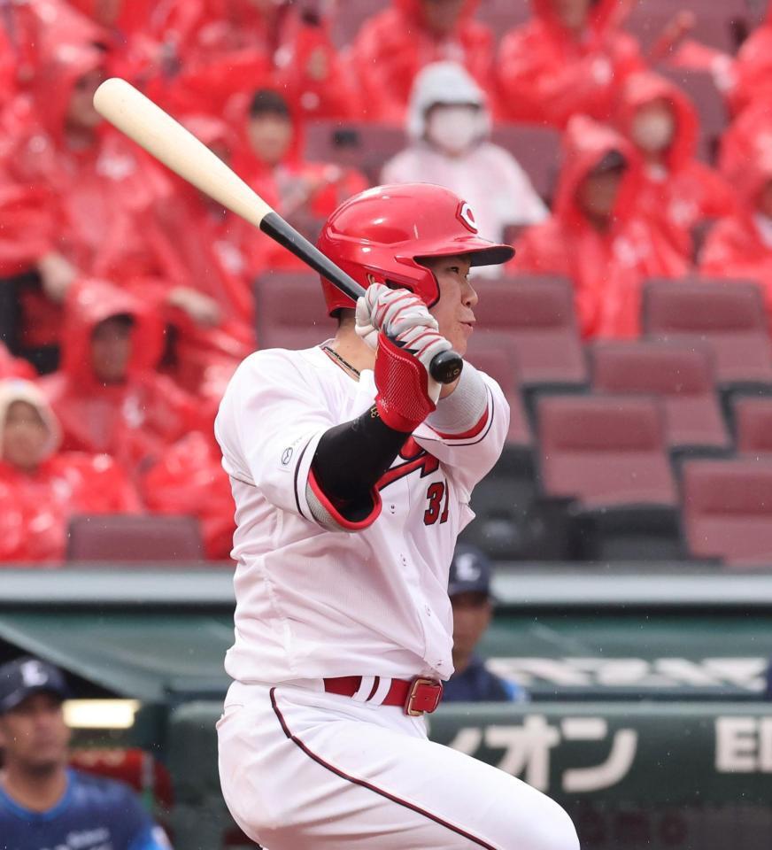 　５回、右前打を放つ坂倉（撮影・市尻達拡）