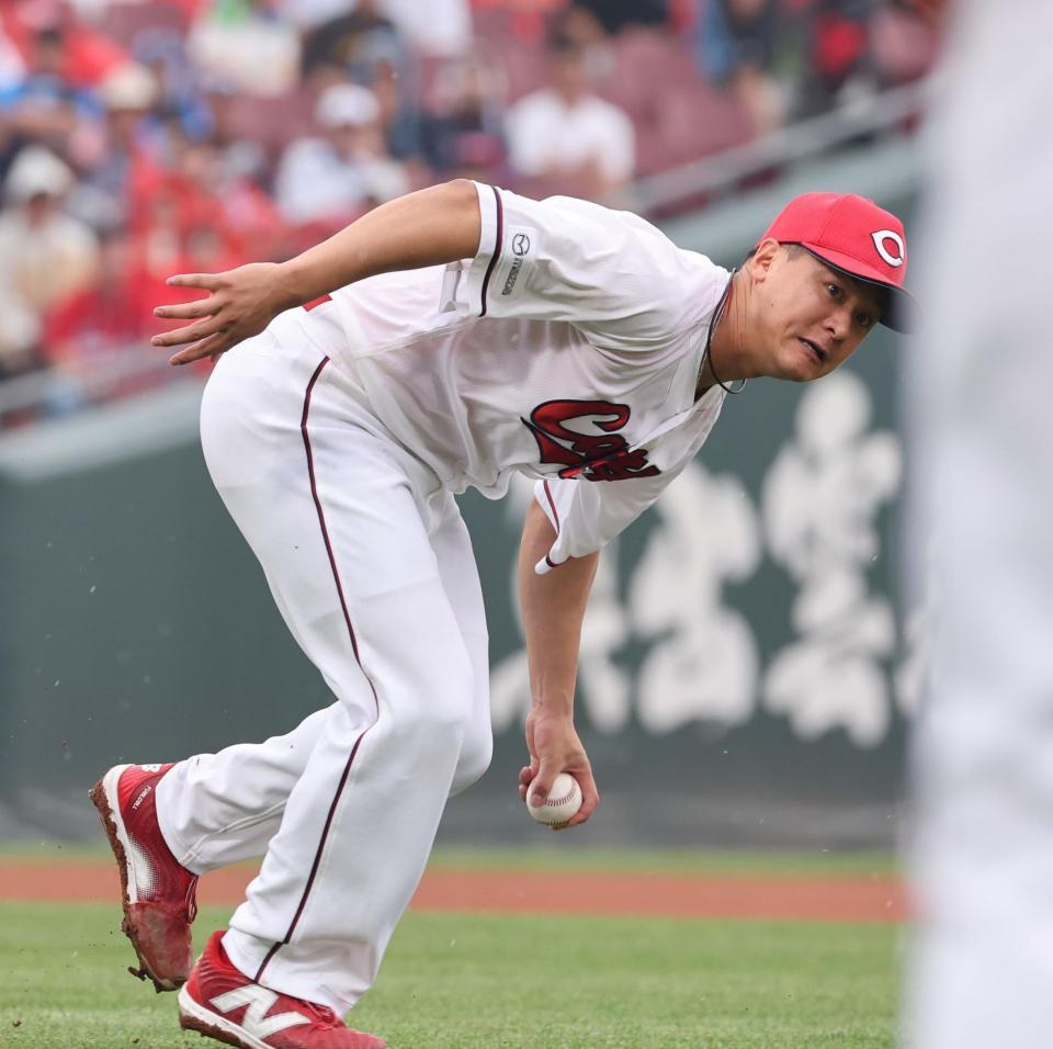 　６回、滝沢の打球にグラブをはじかれ、素手で捕球に向かう森（撮影・市尻達拡）