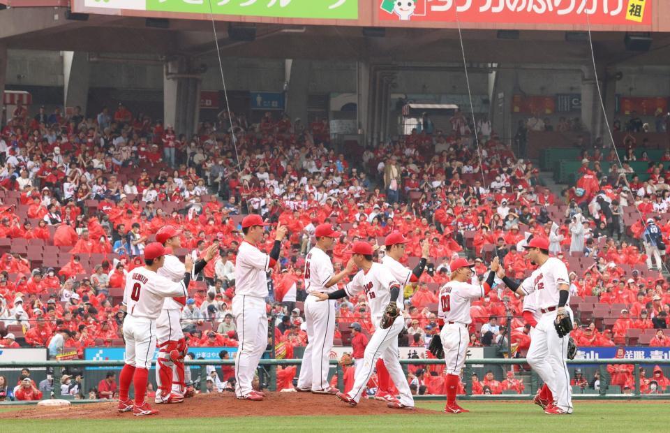 　西武に３連勝し、タッチを交わすナイン（撮影・市尻達拡）