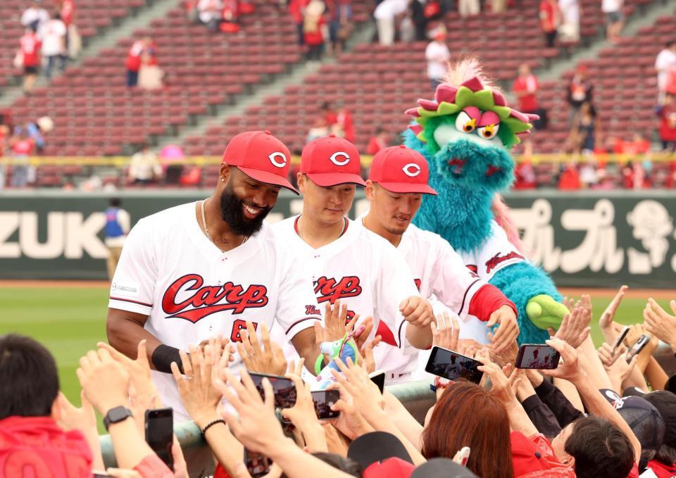 　ファンとタッチを交わす（左から）ファビアン、森、矢野（撮影・市尻達拡）