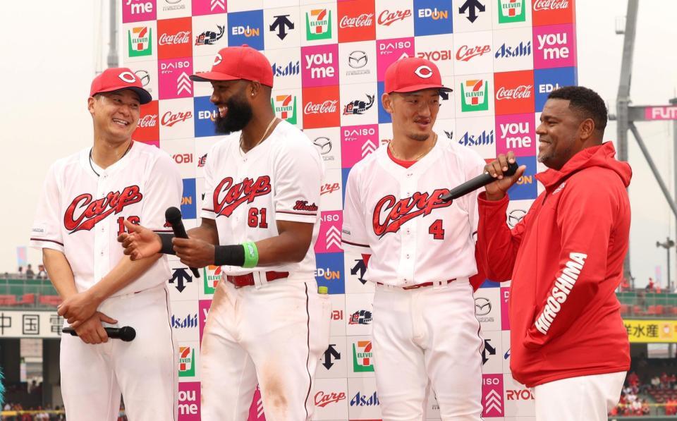 　お立ち台で、緊張してファビアンの言葉を一瞬忘れたフェリシアーノ通訳に笑顔を見せる森（撮影・市尻達拡）