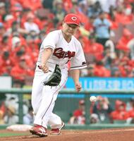 　６回、滝沢の打球でグラブをはじかれる森（撮影・市尻達拡）