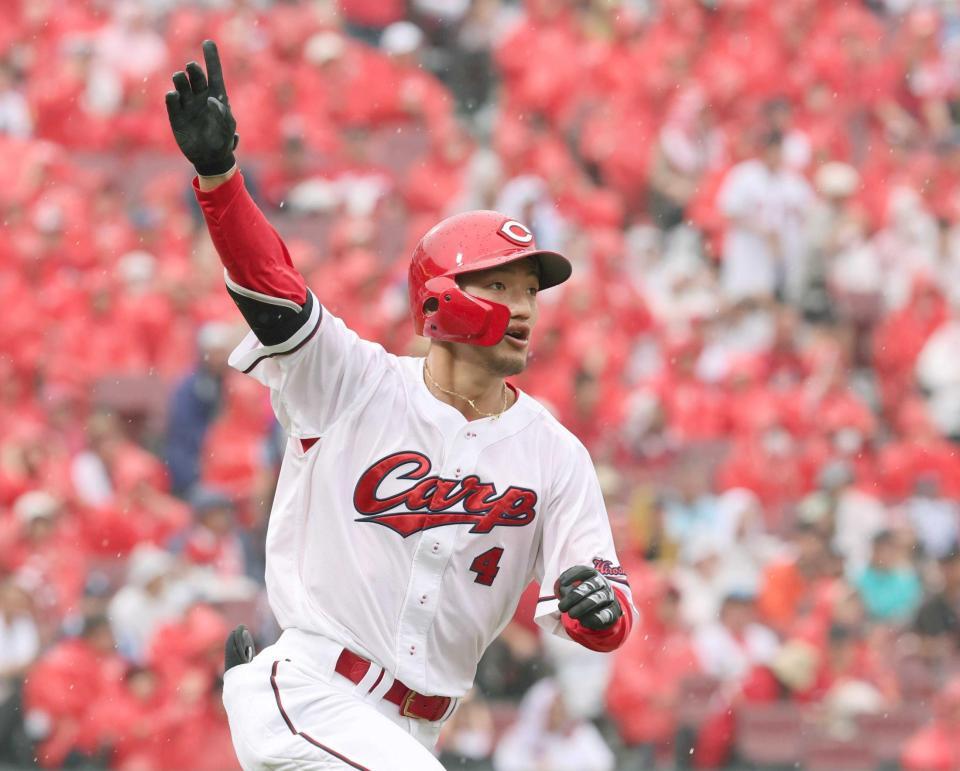 　４回、２ランを放ち、右手を突き上げる矢野（撮影・市尻達拡）