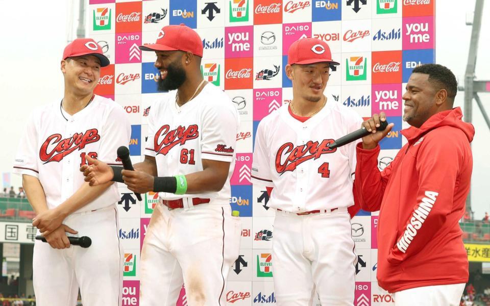 　お立ち台で緊張してファビアンの言葉を忘れたフェリシアーノ通訳（右）に笑顔を見せる森（左）