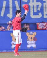 ４回、左邪飛を好捕し拍手に応える上本（撮影・開出牧）