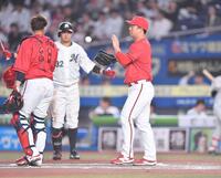 ６回、安田に中前適時打を打たれた塹江（右端）＝撮影・開出牧