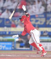 ８回、中越え二塁打を放つ上本（撮影・開出牧）