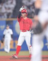 ８回、中越え二塁打を放ちポーズを決める上本（撮影・開出牧）