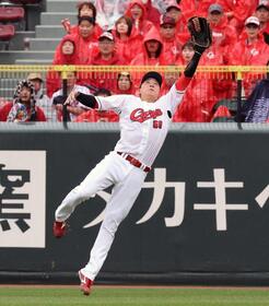 広島の“ダイビングキャッチ”大盛　途中出場で存在感大きいわけ　赤松守備走塁コーチも高評価「しっかり集中できている」