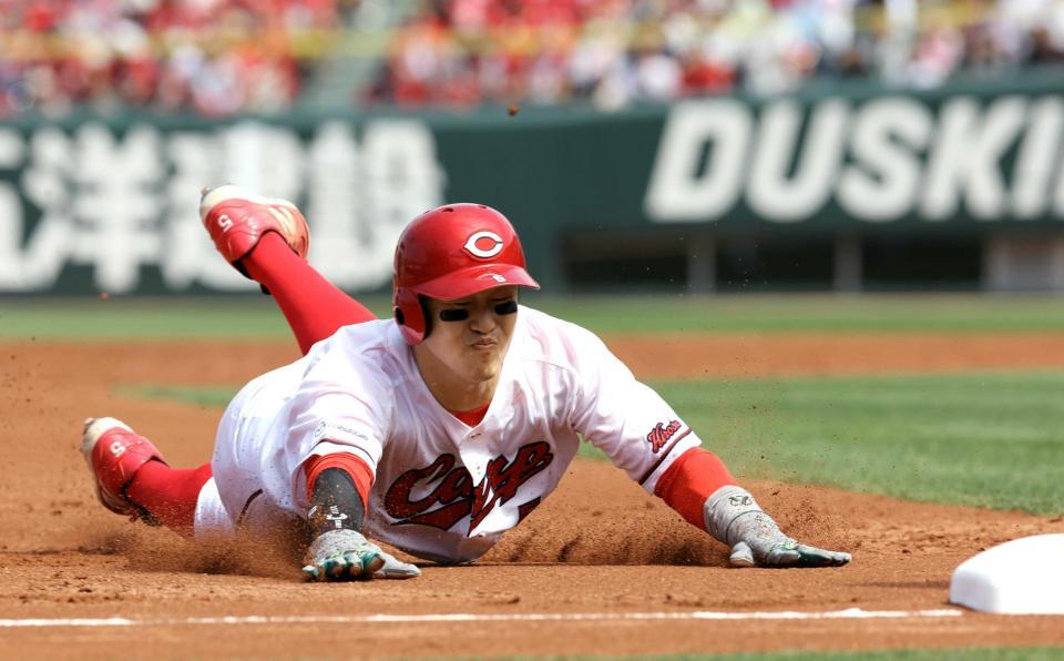 　西武戦の３回、三盗を決める小園＝７日