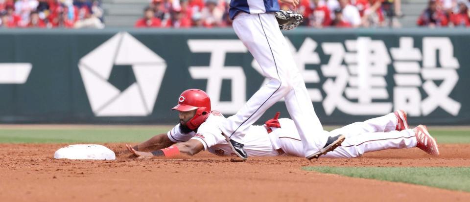 　西武戦の３回、二盗を決めるファビアン＝７日